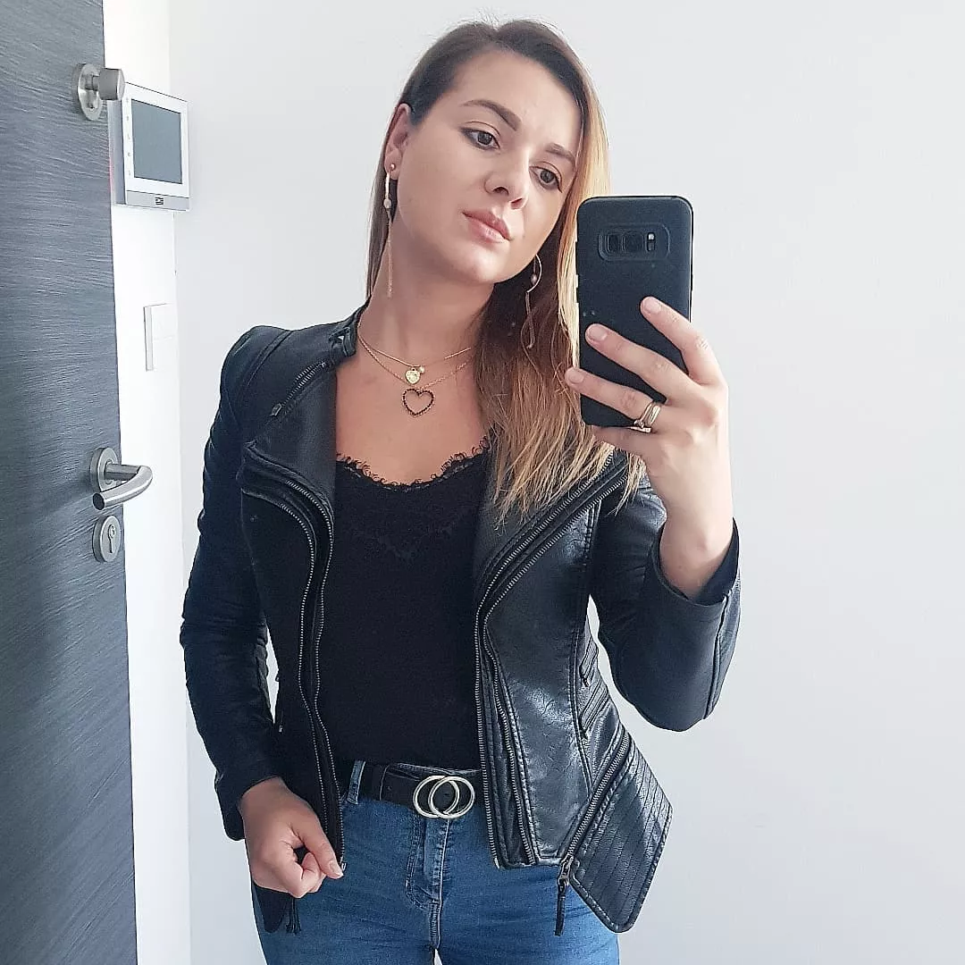 Gorące zdjęcia znanej wokalistki disco polo! Gwiazda odsłonił biust! 